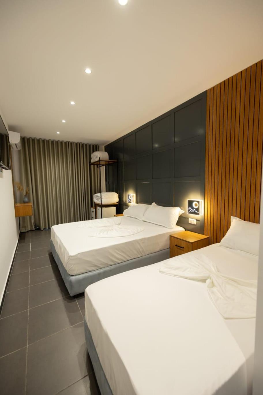 Aglon Twin'S Hotel Vlorë Buitenkant foto