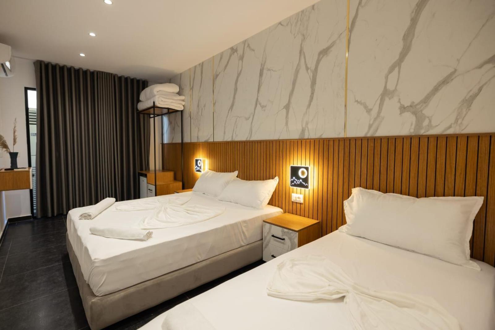 Aglon Twin'S Hotel Vlorë Buitenkant foto