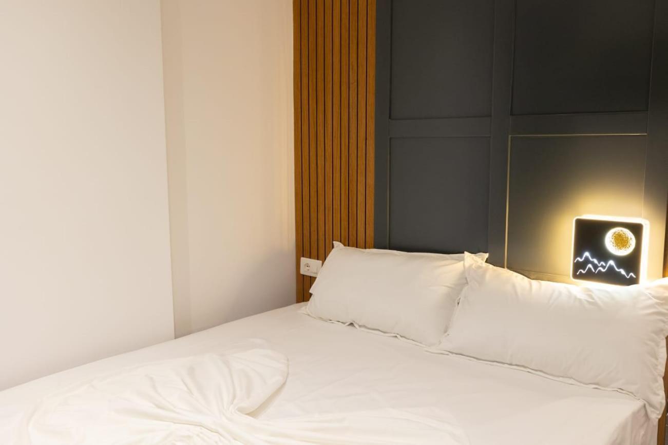 Aglon Twin'S Hotel Vlorë Buitenkant foto