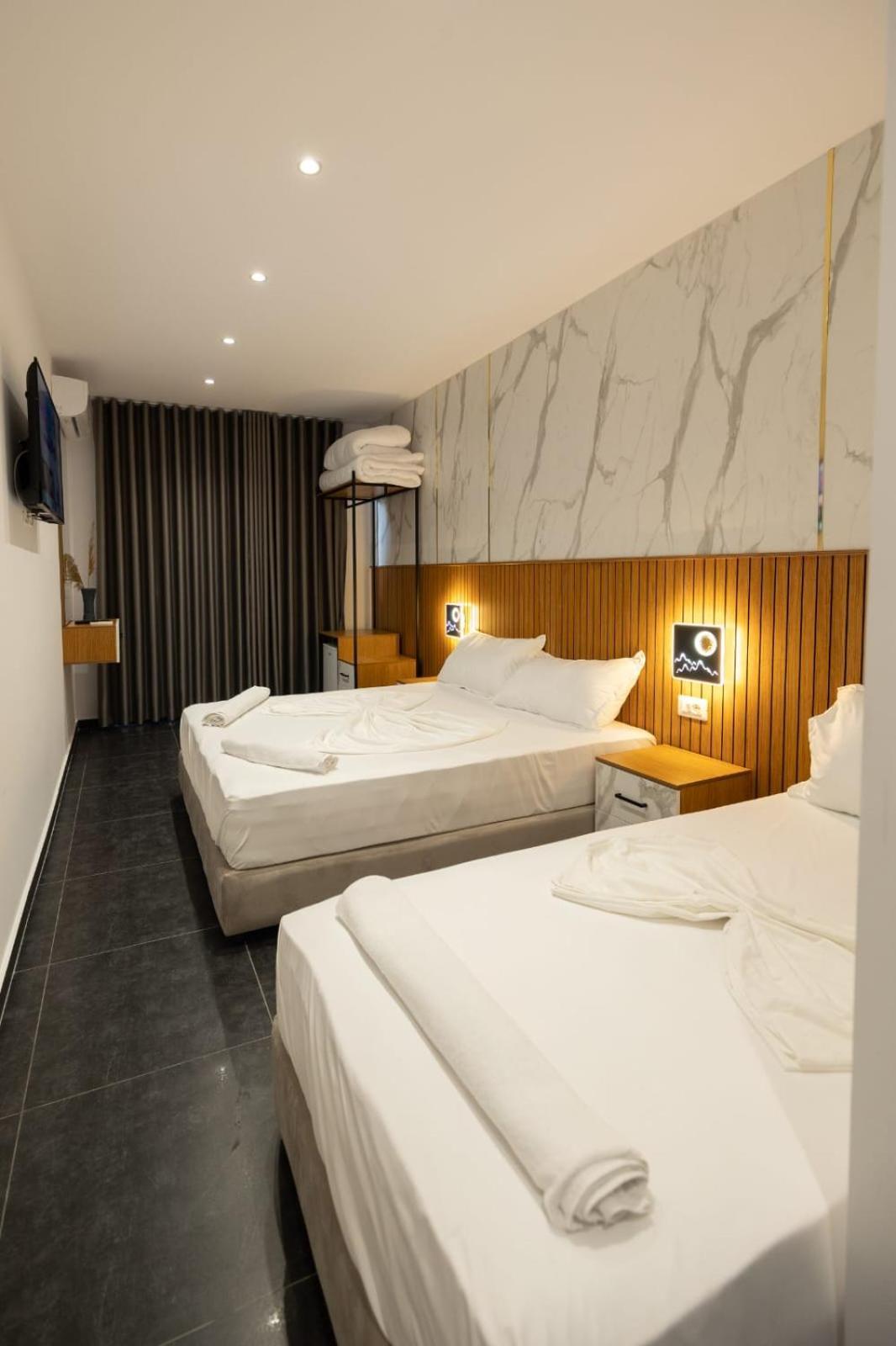 Aglon Twin'S Hotel Vlorë Buitenkant foto