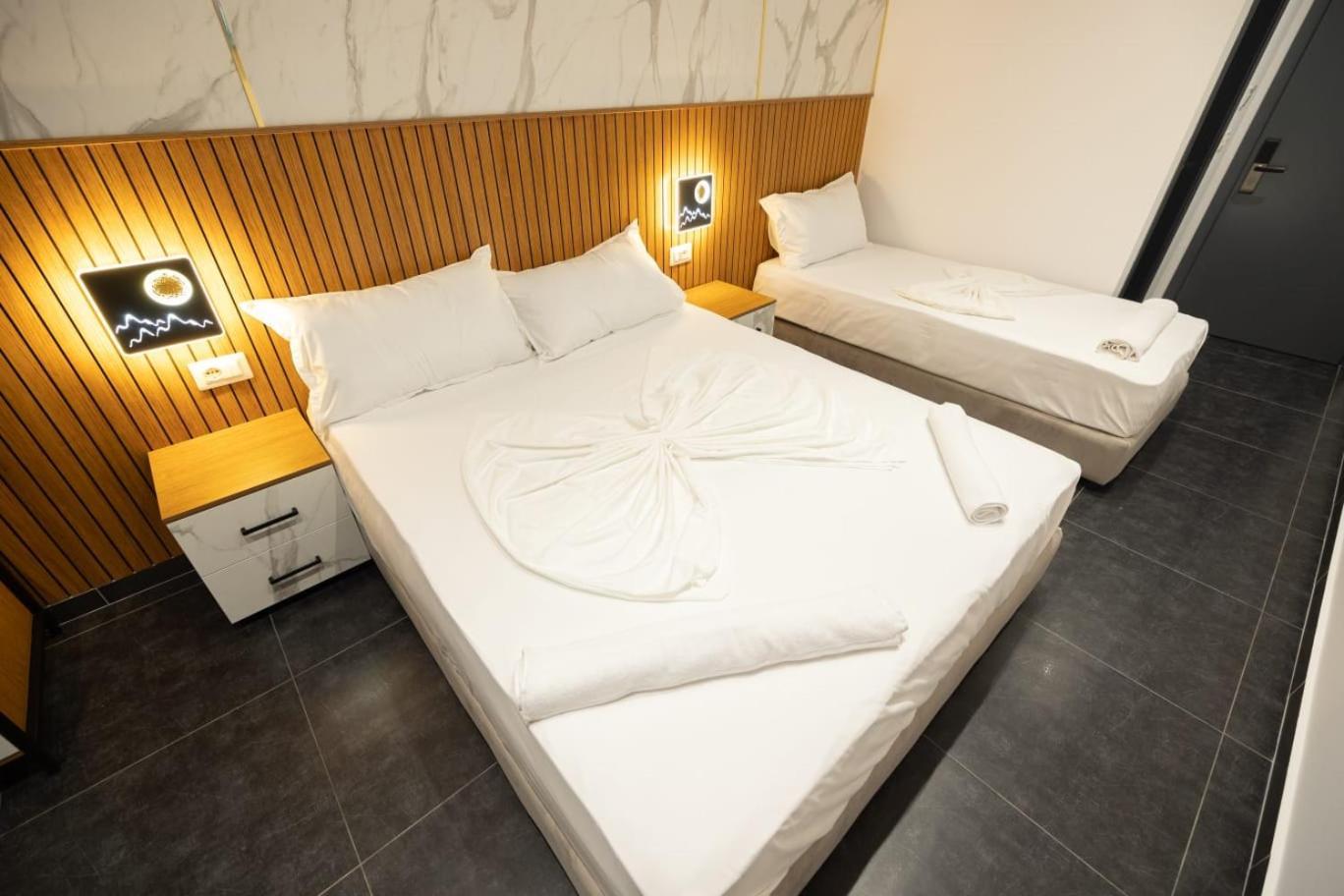 Aglon Twin'S Hotel Vlorë Buitenkant foto